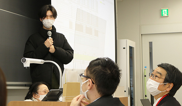 日本政策金融公庫の方々に事業計画書をプレゼンテーション