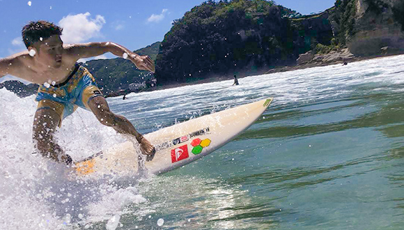 地元の仲間とサーフィン